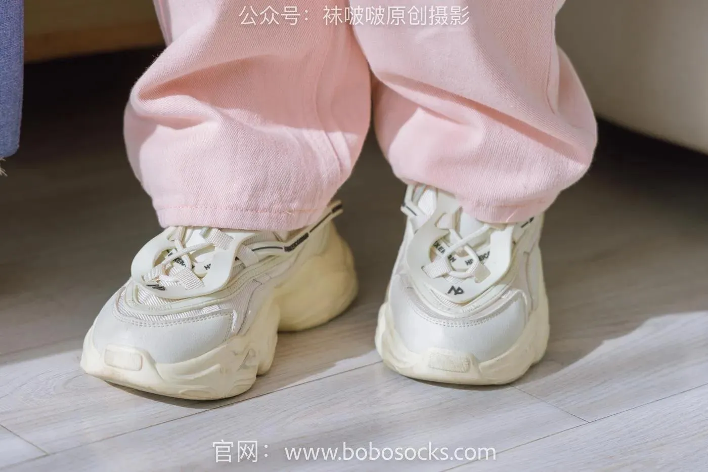 [BoBoSocks袜啵啵]NO.141 周周-运动鞋、白棉袜、裸足 [140P]插图3